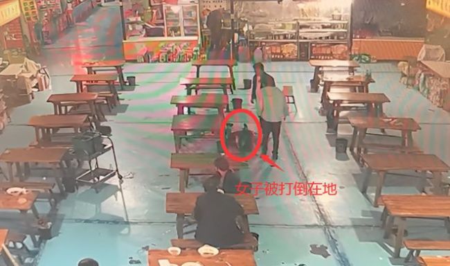 咸阳一女子在美食城被多男追打 下手狠毒监控曝光全过程
