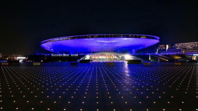 “微博之夜”举办在即 粉丝裹被子露宿街头等明星 警方提醒：切勿有占位圈地、阻碍道路通行等行为