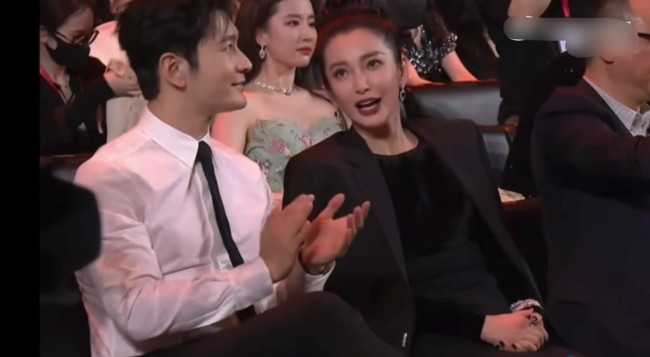 李冰冰黄晓明讲悄悄话被嘲没情商 与前妻杨颖同台画面被粉丝路人分析