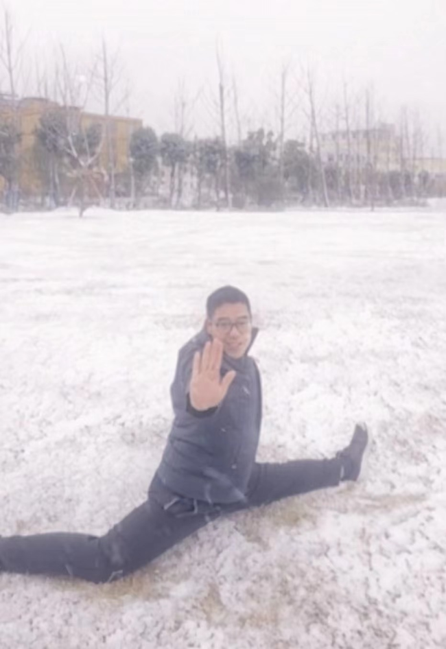 老师上课时突然劈叉 学生们看得目瞪口呆纷纷鼓掌