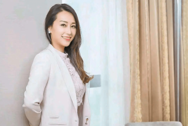 章泽天出席香港名流聚会，一身大牌与女强人同框丝毫不输