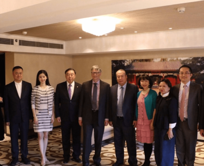 章泽天出席香港名流聚会，一身大牌与女强人同框丝毫不输