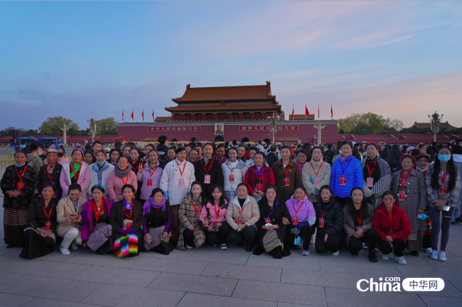 图为“2023年西藏基层妇联干部赴京学习参观团”学员们在天安门广场合影留念