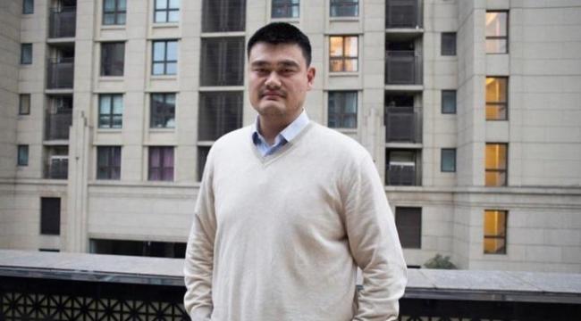 杜锋姚明现身厦门鼓浪屿，在工作之外还到当地一家大排档享受一把美食