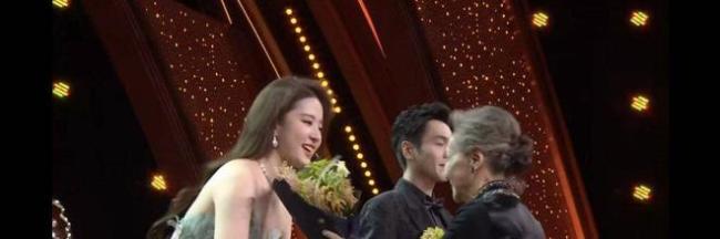 吴彦姝为刘亦菲颁奖，《去有风的地方》许红豆阿奶再同框！