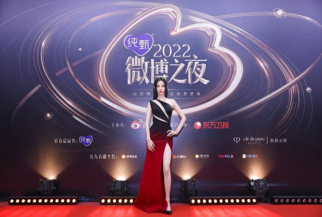 于文文暗夜红渐变裙造型