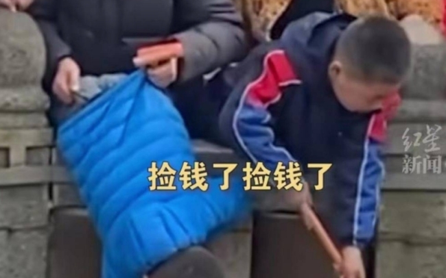 俩男孩跳进许愿池捞钱