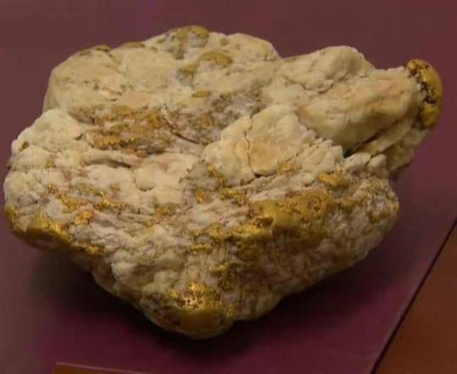 澳洲男子捡4.6公斤黄色石块，评估后确认含有2.6公斤黄金
