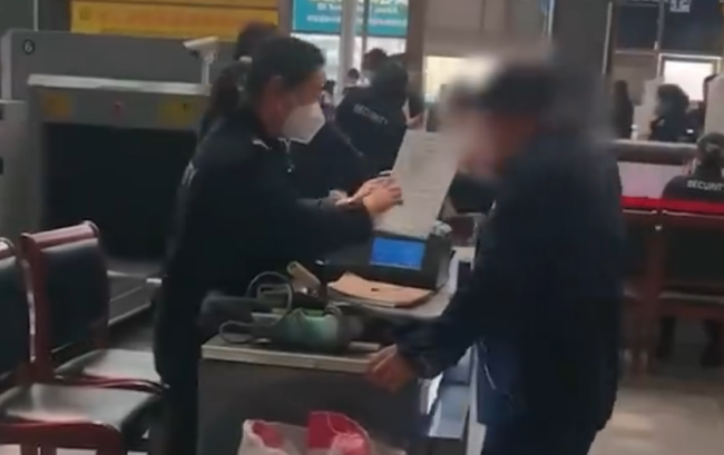 农民工带电钻上高铁被拦 客服回应