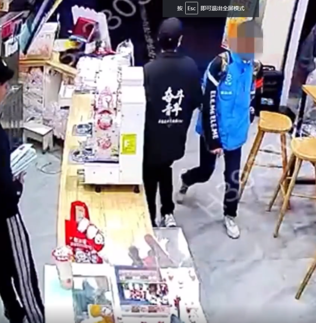 男子装外卖员偷餐被店员一秒识破 当场报警被抓获