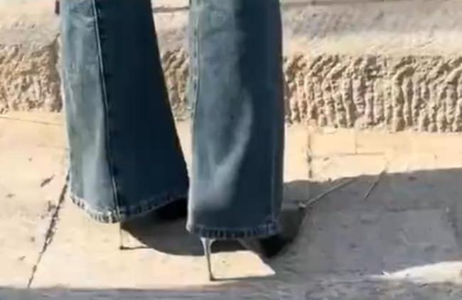 女生穿10公分高跟鞋爬泰山 本人回应：泰山制服不了脚硬的人