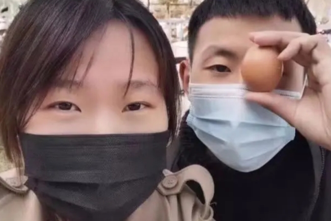 网友质疑黑马情侣是剧本：黑马情侣真实状态曝光卫衣值5200