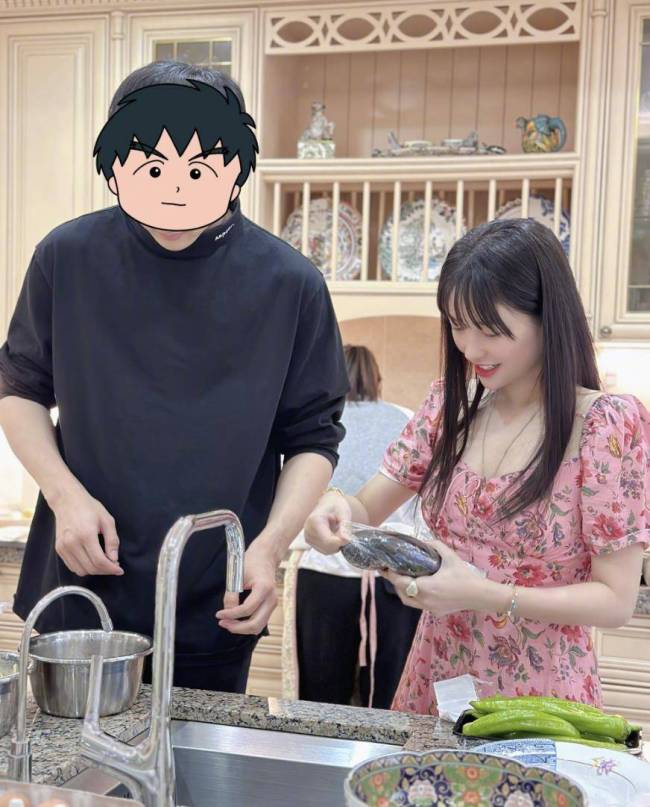 40岁金莎晒和男友同框照，男子又高厨艺又好