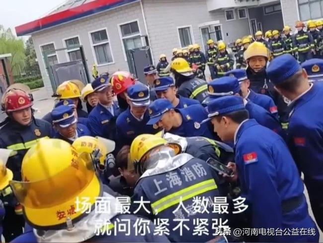 小伙戒指卡手遇130名消防员演训 现场一边施救一边教学