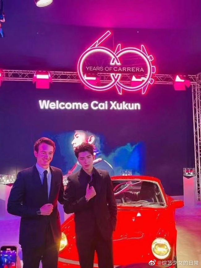 蔡徐坤看展生图好酷 状态绝了