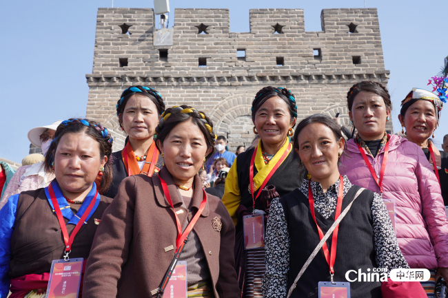 西藏基层妇联干部登长城、游览北京市动物园和海洋馆