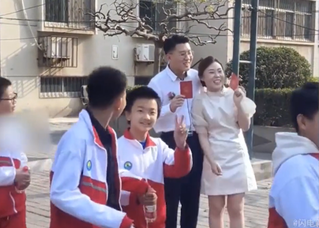 当新人领证遇上学生出游 社牛夫妻遇到社牛学生比剪刀手合影