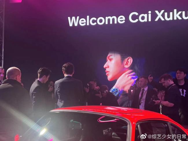蔡徐坤看展生图好酷 状态绝了