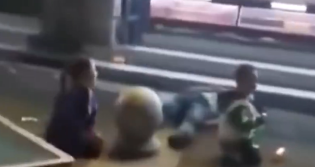 监控拍下整扇窗户从高空掉下砸中母子三人 居委会回应