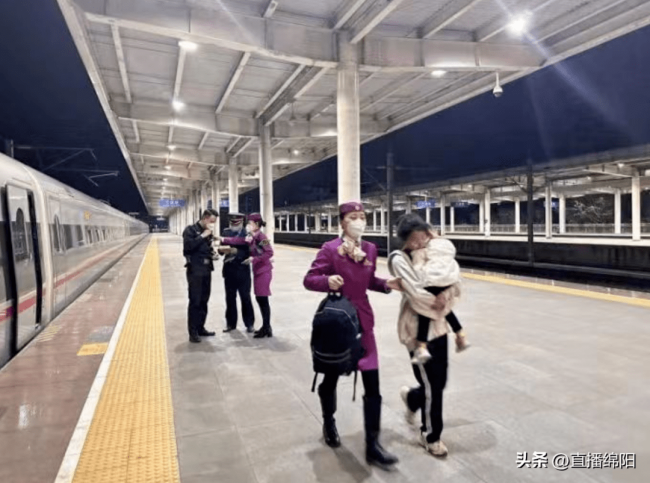 儿童发烧复兴号破例停靠，急救通道无缝“狂飙”