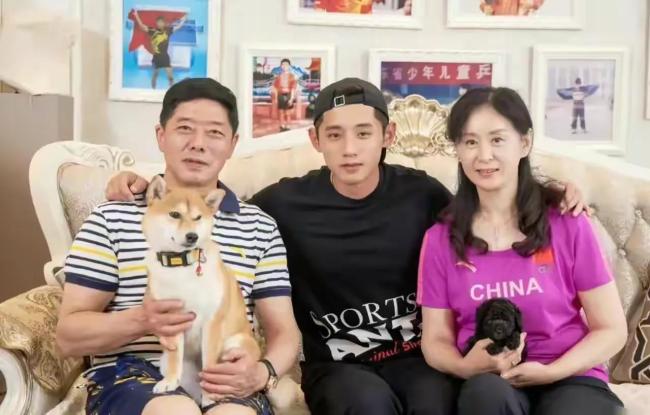 张继科父母运作公司注销 公司参保人数均为0 母亲酷似赵丽颖，对未来儿媳要求颇高