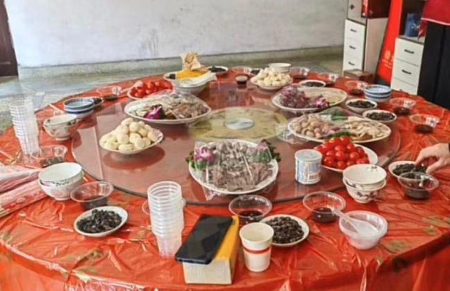 汤唯夫妇回浙江老家扫墓 汤唯本人素颜出镜 穿的还是《分手的决心》官方卫衣