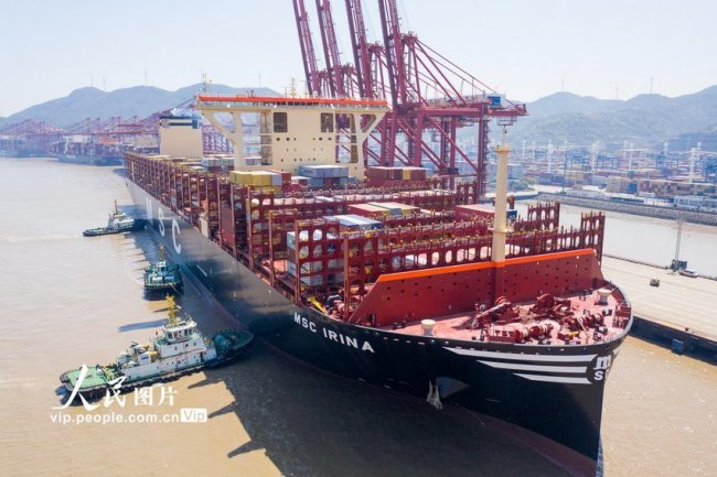 浙江：宁波舟山港迎来全球最大集装箱船