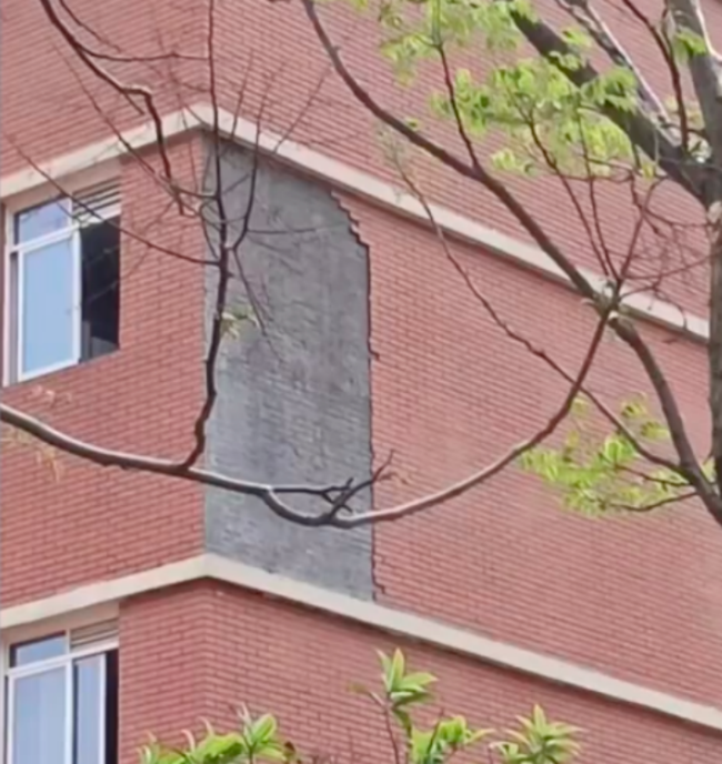 家属回应小学外墙脱落砸伤孩子：还在ICU，祈祷能活过来，校长回应：不惜一切代价全力救治