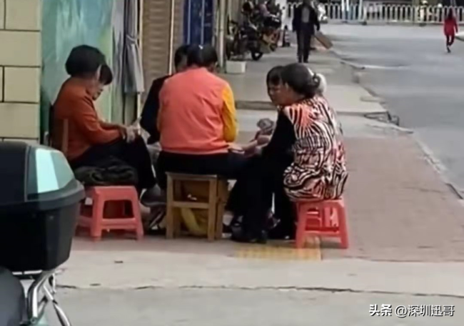 心酸一幕！为方便打牌，广东老人将孩子放在凳子下面，拍摄者：哭得好大声！
