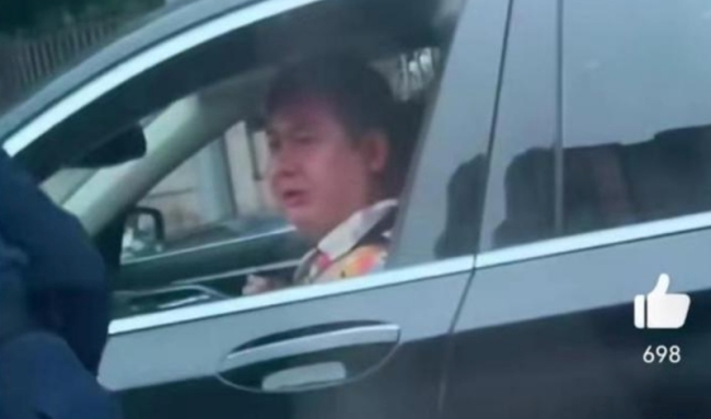 男子丢垃圾被特警扔回车