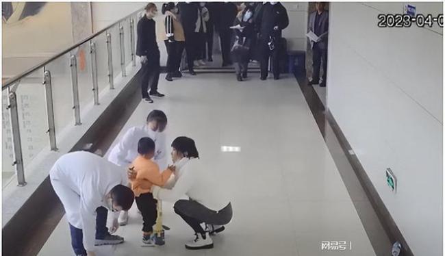 幸运！幼儿医院内糖果卡喉 医生15秒救命