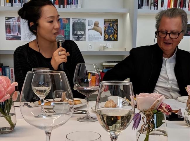 巩俐参加中法文化晚宴，坐在与马克龙一人之隔的位置，对法国总统说：我是中国人就讲中文了