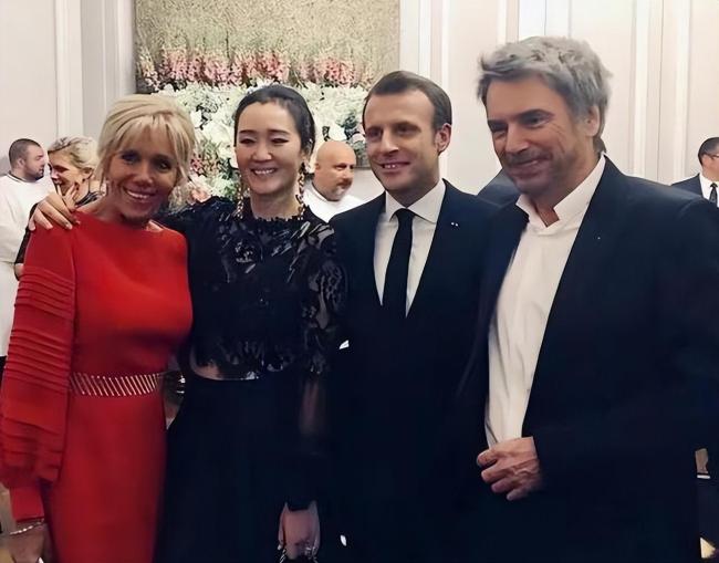 巩俐参加中法文化晚宴，坐在与马克龙一人之隔的位置，对法国总统说：我是中国人就讲中文了