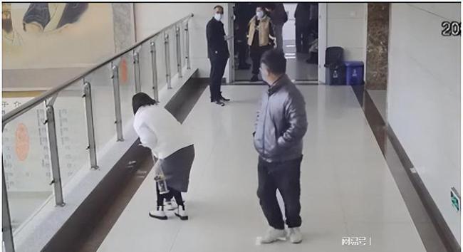 幸运！幼儿医院内糖果卡喉 医生15秒救命