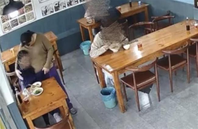 女子喝酒流泪店主送拥抱，清明节肯定有难事 同为女人很心疼