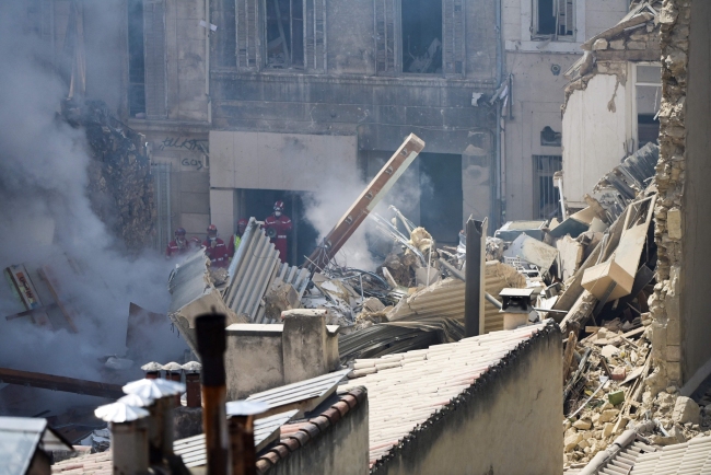 法国马赛一座住宅楼倒塌，废墟中或有四至十几人被埋