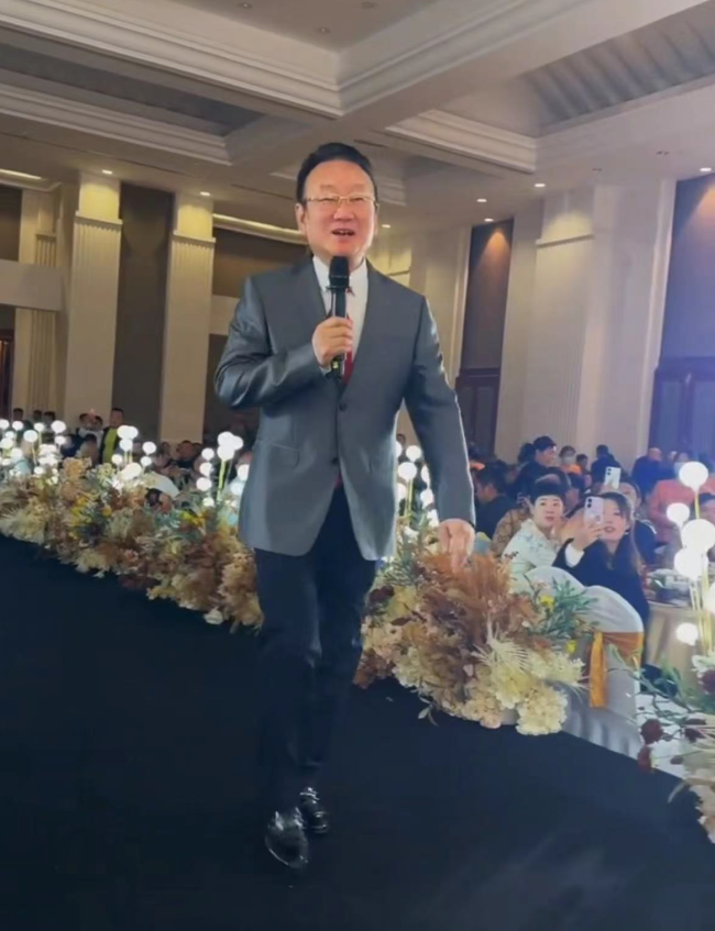 蒋大为参加婚礼商演 这婚礼瞬间就高配了起来  