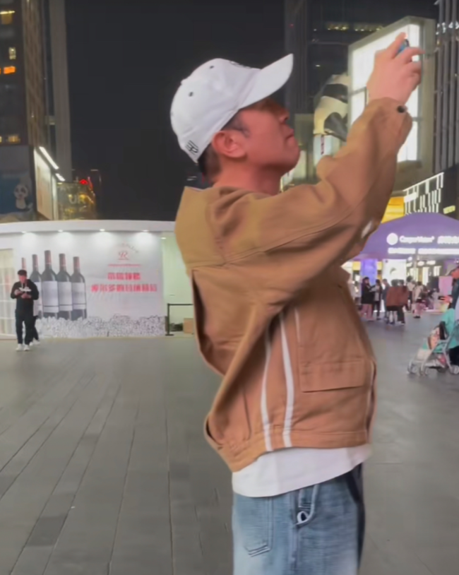 于和伟现身成都街头 果然衣品可以改变一个人的气质  