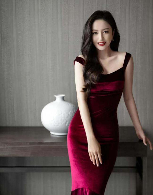 佟丽娅红丝绒长裙造型：优雅又贵气