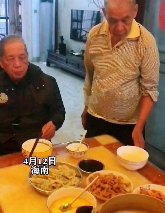 一对夫妻赡养六位老人 这是真正做到了扛起家庭责任  