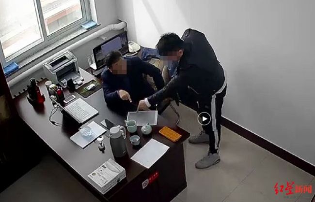 曝男子补假被拒威胁领导 当事人：“吃空饷”不是事实，准备起诉