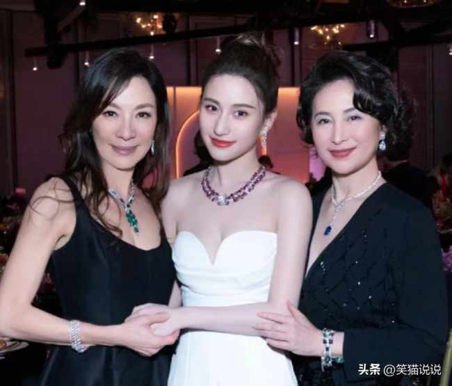 何超莲何超琼亲密合照：依偎在姐姐怀里好亲密