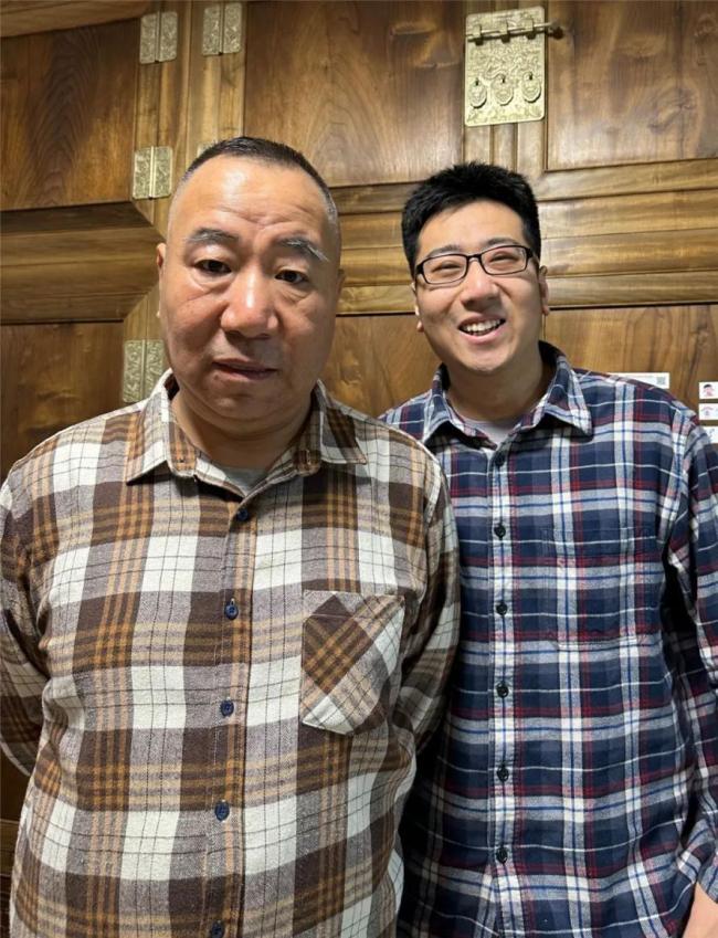 意想不到的流量密码！“饺子爷爷”火了！大学老师辞职改当探店博主，带退休父亲“吃喝玩乐”，意外捧红老爷子 