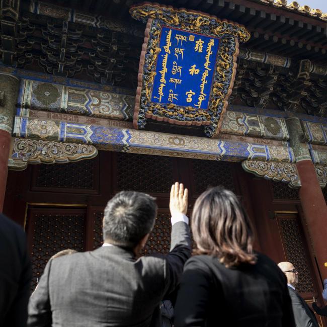 德国外长贝尔伯克到访北京 参观雍和宫
