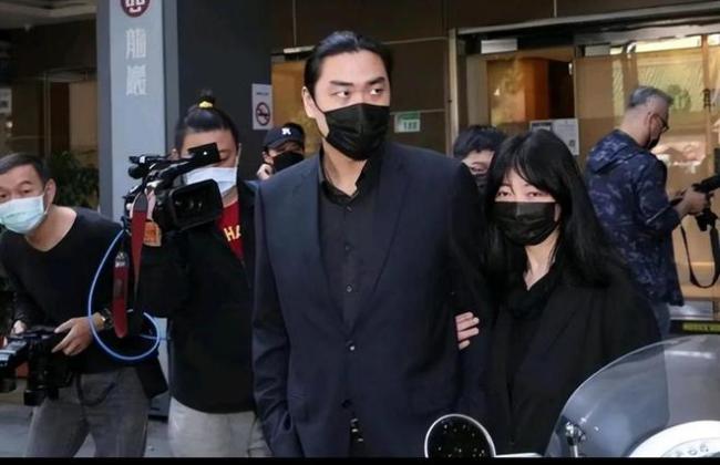 李立群回应高铁靠背事件引热议 其儿子发文警告网友：对我父亲尊重点