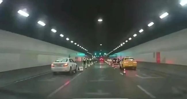 交警隧道查酒驾遭车撞飞，目击者：醉驾把查酒驾交警撞了