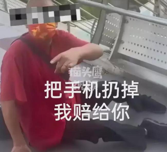 深圳一老人装晕被扶发现有人录像便开骂