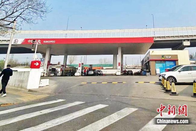 油价创下今年最大涨幅，4月17日24时起，每吨汽油上调550元，每吨柴油上调525元