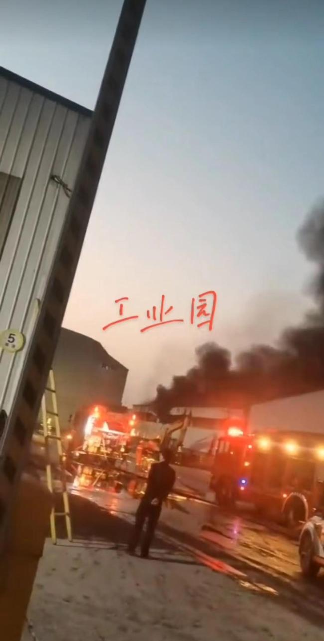 天津军粮城发生爆炸？附近道路被封锁 消防回应：有出警