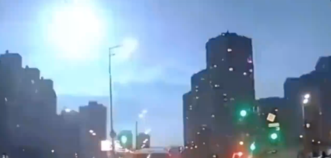 乌首都上空现巨大光球，乌方：美国卫星坠落